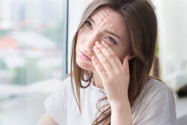 Symptoms Of Sagging Eyelids