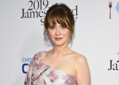 Zooey Deschanel’s Dazzling Rose Gold Manicure Lights Up Gala!