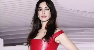 A Cut Above: Anne Hathaway’s Pixie Stuns on V Magazine Cover