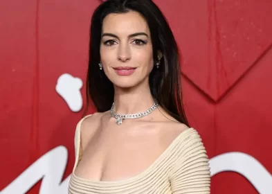 Anne Hathaway’s Ribbed, Pearly Fringed Gown Wows the Crowd!