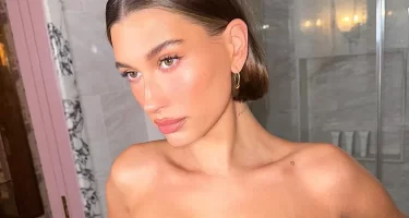 Adore Style: Hailey Bieber’s Pink Pearly Nails