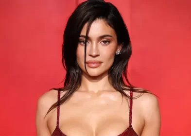 Kylie Jenner’s Vacation Vibes: Rainbow Chrome Beach Nails